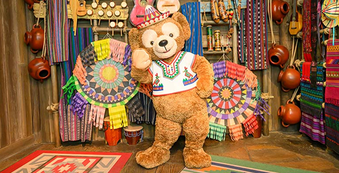 新鮮な果物や村の民芸品、楽器の屋台が並ぶ一角で、ラテンアメリカの伝統的な衣装を身につけたダッフィーと一緒に写真撮影が楽しめます。のイメージ画像