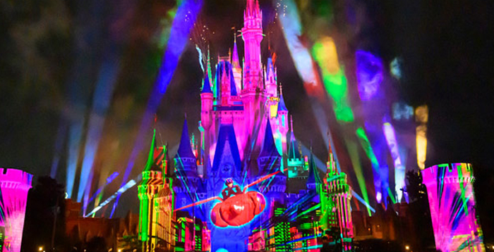 夜のパークを彩るパレード/ショーのイメージ画像