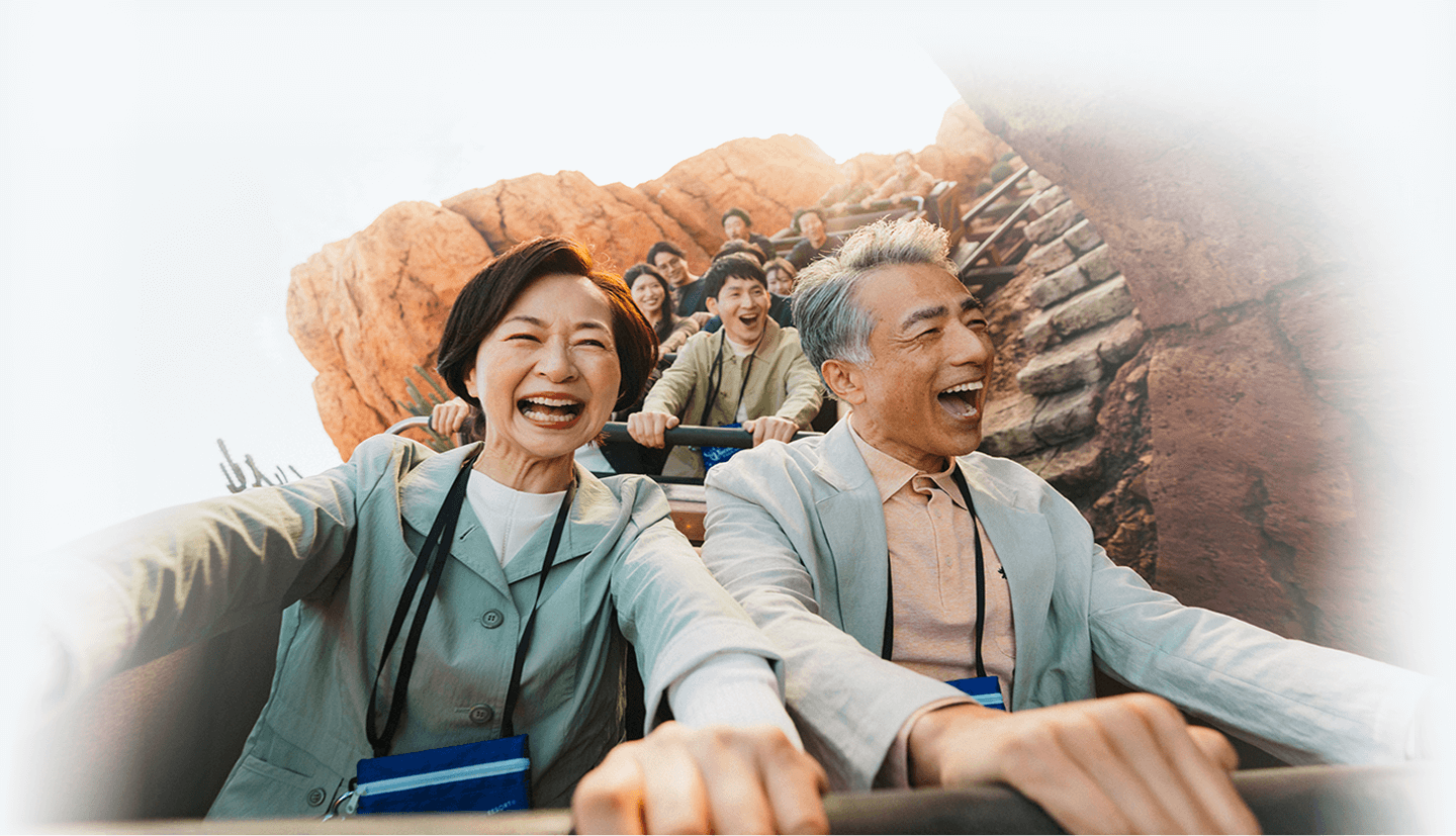 家族がアトラクションを楽しむ様子
