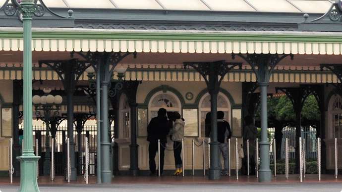 1．Enter Tokyo Disneyland from the Main Entranceのイメージ