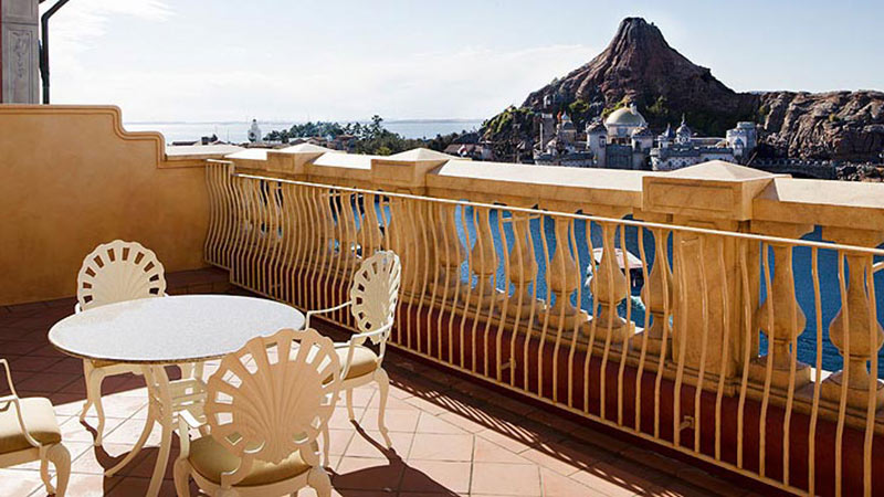 Some guest rooms offer views of the harbor. Feel like you yourself are the main character from a Tokyo DisneySea story.