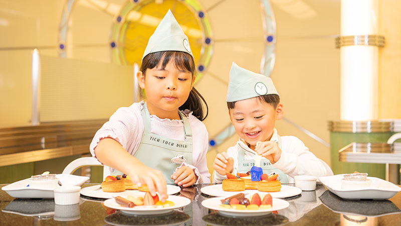 A new experiential program for kids! Dress up like a Cast Member and try decorating the cafe dishes!