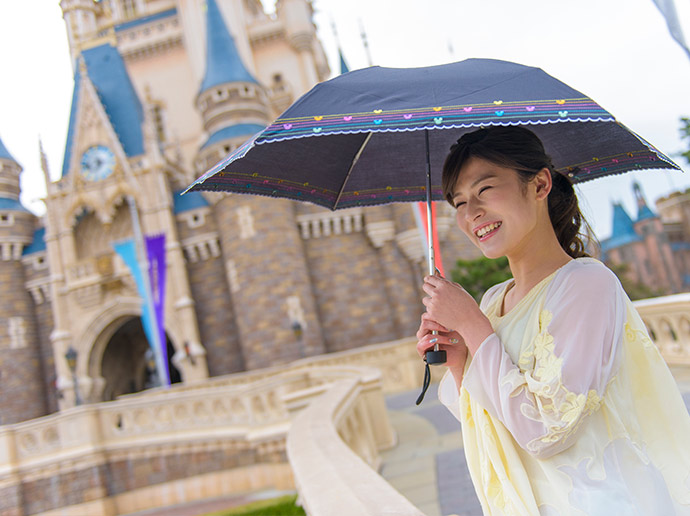 穿上可愛亮眼的獨家雨具歡樂闊步園區！