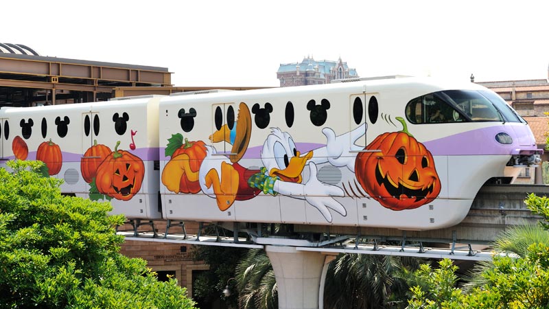 迪士尼万圣节彩绘列车