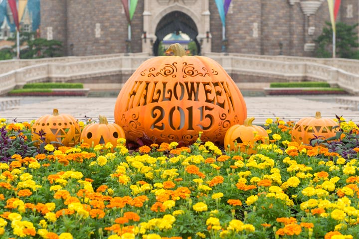 東京ディズニーランドの「ディズニー・ハロウィーン」のデコレーションの画像