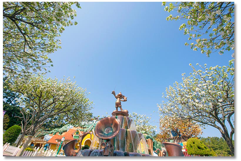 東京ディズニーリゾート、東京ディズニーランド、トゥーンタウン、ミッキーの家とミートミッキー、噴水、ミッキーの銅像、ヒメリンゴ