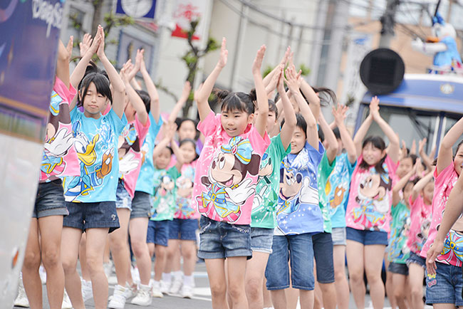 「東京ディズニーシー15周年スペシャルパレード“ザ・イヤー・オブ・ウィッシュ”」の「尾道みなと祭り」のキッズダンサーの様子３