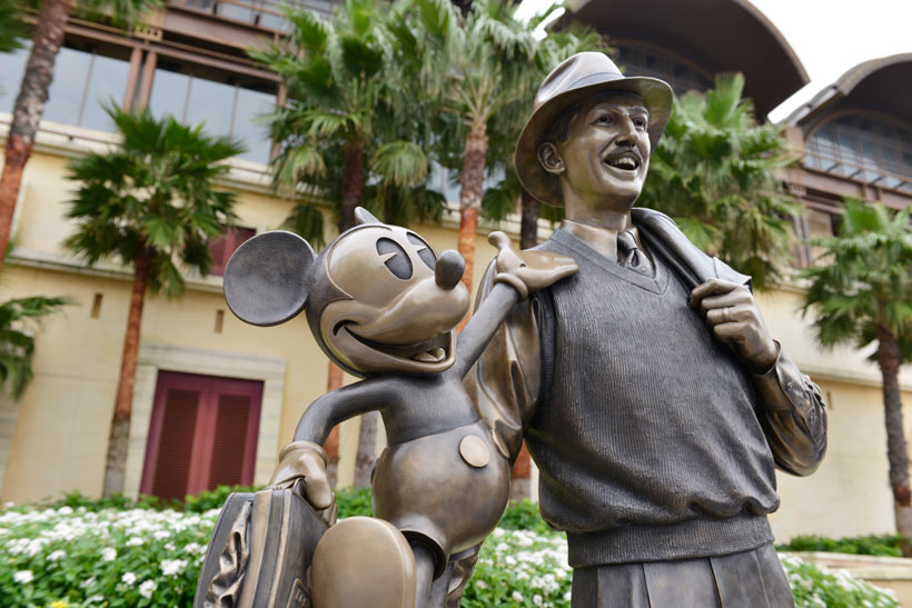 東京ディズニーシーのエントランス付近にあるミッキーマウスとウォルト・ディズニーの像