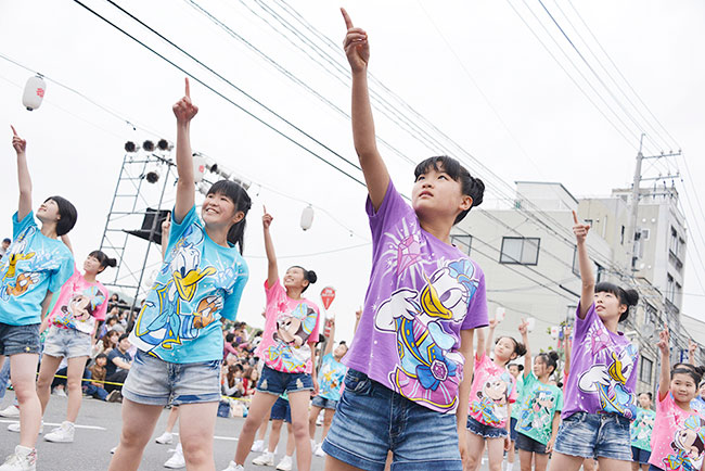 「東京ディズニーシー15周年スペシャルパレード“ザ・イヤー・オブ・ウィッシュ”」の「尾道みなと祭り」のキッズダンサーの様子４