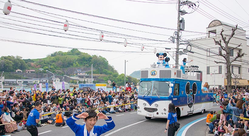 「東京ディズニーシー15周年スペシャルパレード“ザ・イヤー・オブ・ウィッシュ”」の「尾道みなと祭り」での様子１