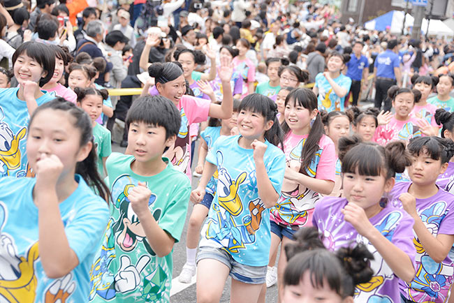 「東京ディズニーシー15周年スペシャルパレード“ザ・イヤー・オブ・ウィッシュ”」の「尾道みなと祭り」のキッズダンサーの様子２