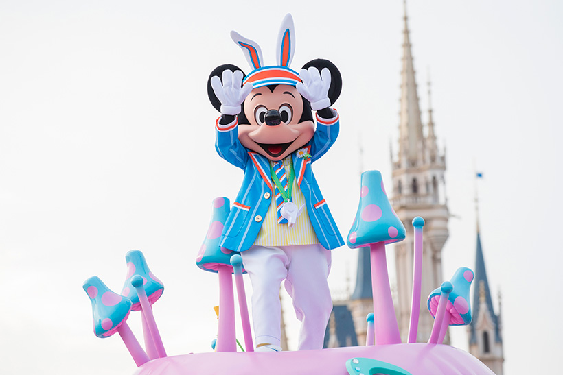 東京ディズニーランド「ディズニー・イースター」のパレードに登場するうさみみをつけたミッキーマウス