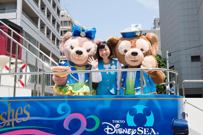 全国15都市を巡る「東京ディズニーシー15周年スペシャルパレード“ザ・イヤー・オブ・ウィッシュ”」に参加する東京ディズニーリゾート・アンバサダーの今枝李衣奈さんとダッフィーとシェリーメイ