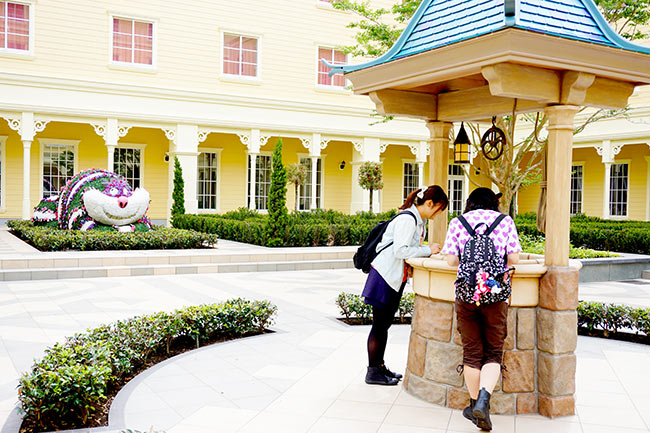 グランドオープンした「東京ディズニーセレブレーションホテル：ウィッシュ」の中庭にある「白雪姫の願いの井戸」