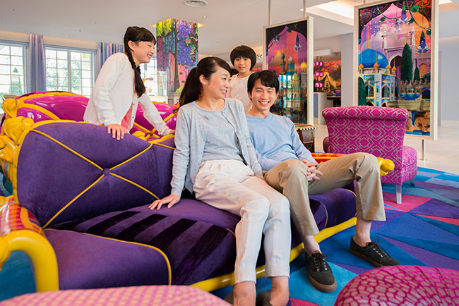 「東京ディズニーセレブレーションホテル：ウィッシュ」のロビーにある「ジャスミンのフライングカーペット」をイメージしたソファー