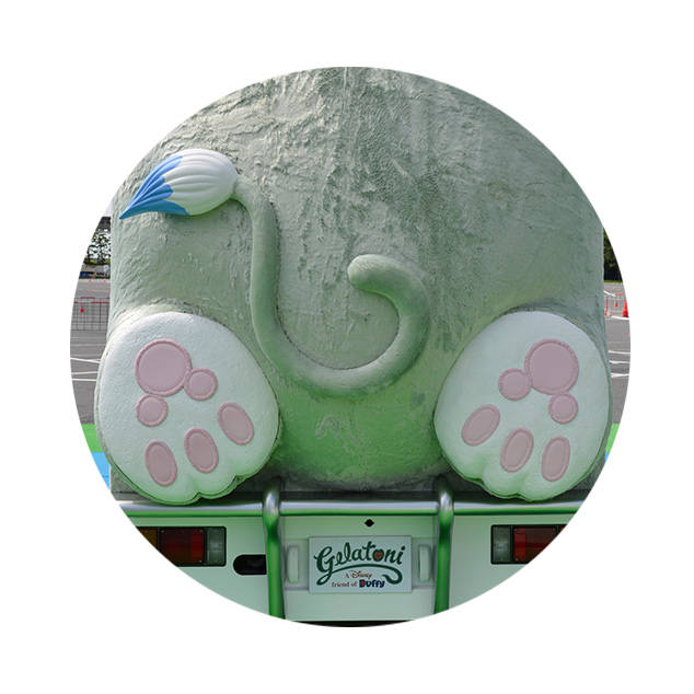 「ジェラトーニワゴン」の後ろ側には愛らしいおしりに長いしっぽ、ミッキーシェイプの肉球がついた足がデザイン