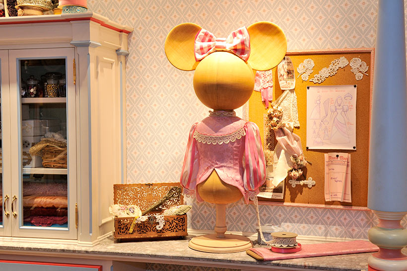 東京ディズニーランドにあるミニーの形のボディスタンドが置かれたとあるお店