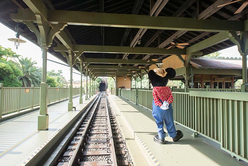 東京ディズニーランド「ウエスタンリバー鉄道」の到着を心待ちしているミッキー