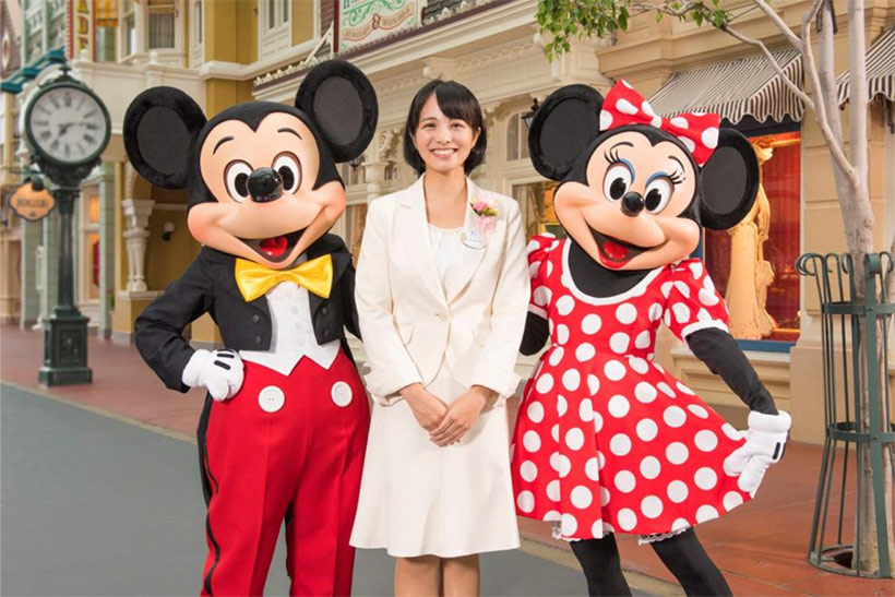 2017－2018年東京ディズニーリゾート・アンバサダー（候補）の福本望さんとミッキーマウスとミニーマウスの画像