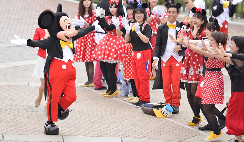 公式】ミッキーマウスとミニーマウスの仮装ゲストが大集合！｜東京
