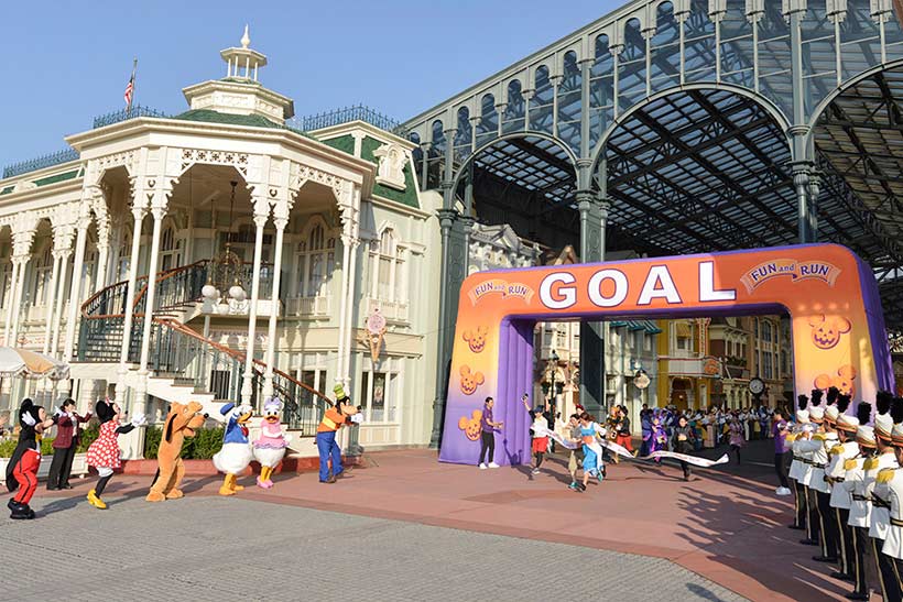 公式 体育の日の今日 ディズニー仮装をしたゲスト約500名が開園前のパークをランニング 東京ディズニーリゾート ブログ 東京ディズニーリゾート