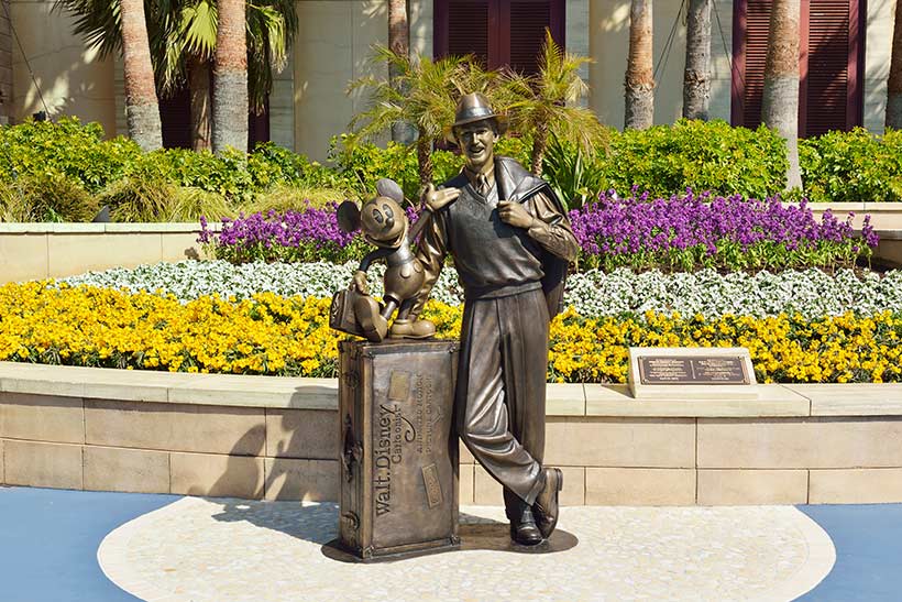 東京ディズニーシーにあるウォルト・ディズニーとミッキーマウスの銅像