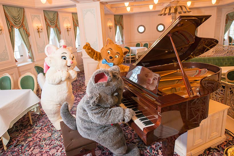 S.S.コロンビア・ダイニングルームのピアノを演奏するベルリオーズの画像