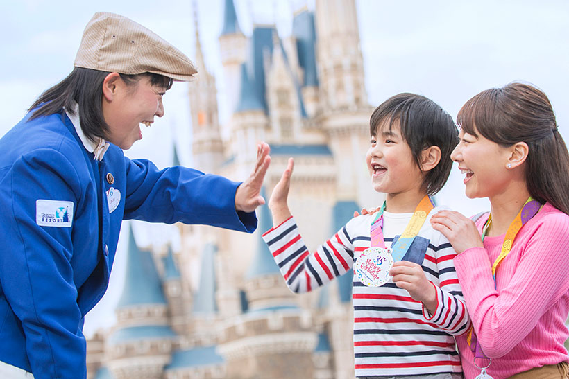 公式】ハピエストな体験をサプライズプレゼント！｜東京ディズニー