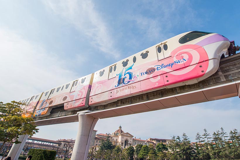 東京ディズニーシー15周年を記念してラッピングされた「ザ・イヤー・オブ・ウィッシュ・ライナー」の画像