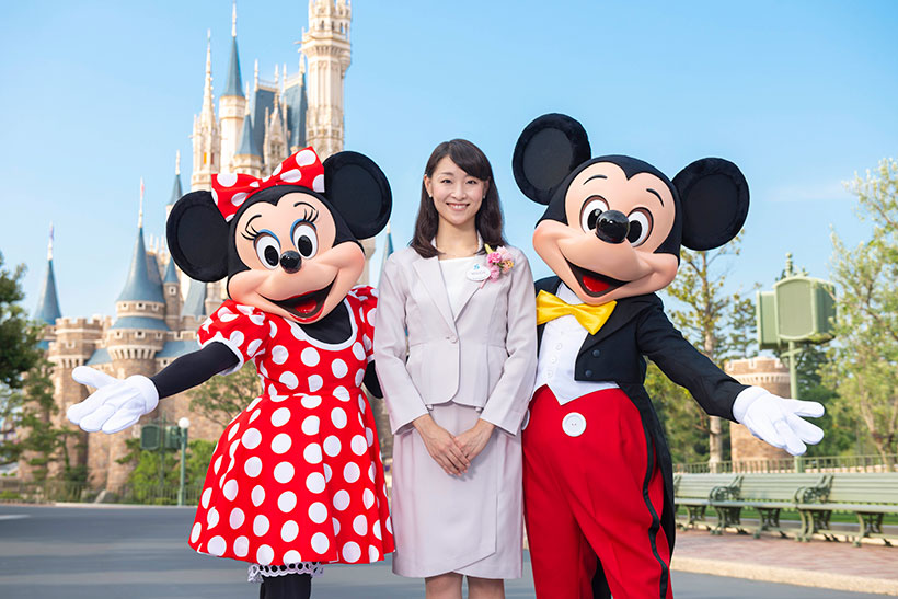 東京ディズニーリゾート・アンバサダー（候補）の野口歩美さんとミッキーとミニーの画像