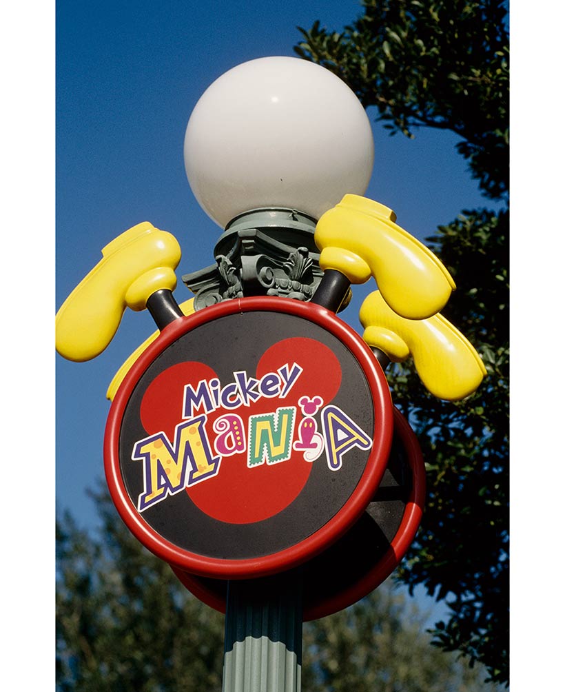「ミッキー・マニア」のデコレーションが施された街灯の画像