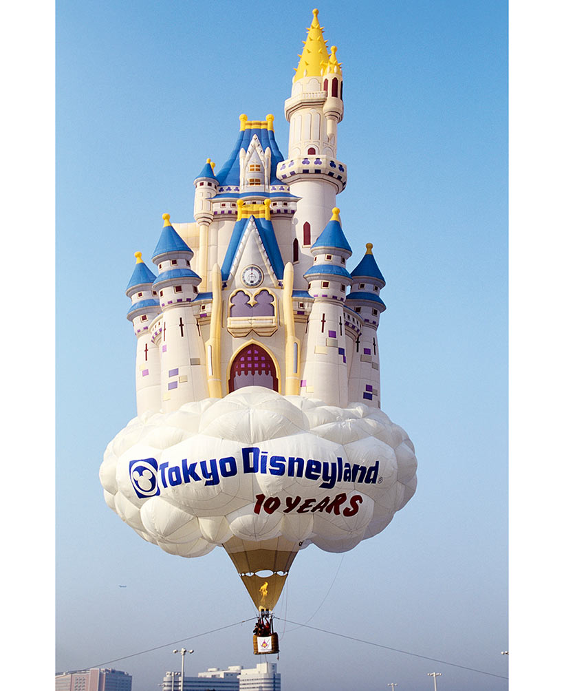 シンデレラ城をモチーフとした熱気球の画像