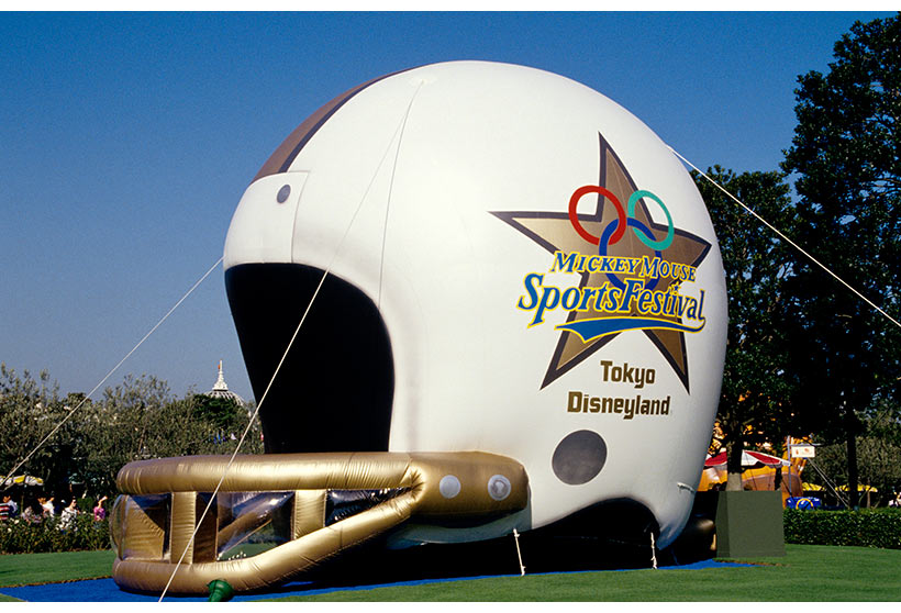 「ミッキーマウス・スポーツフェスティバル」のヘルメットのデコレーション