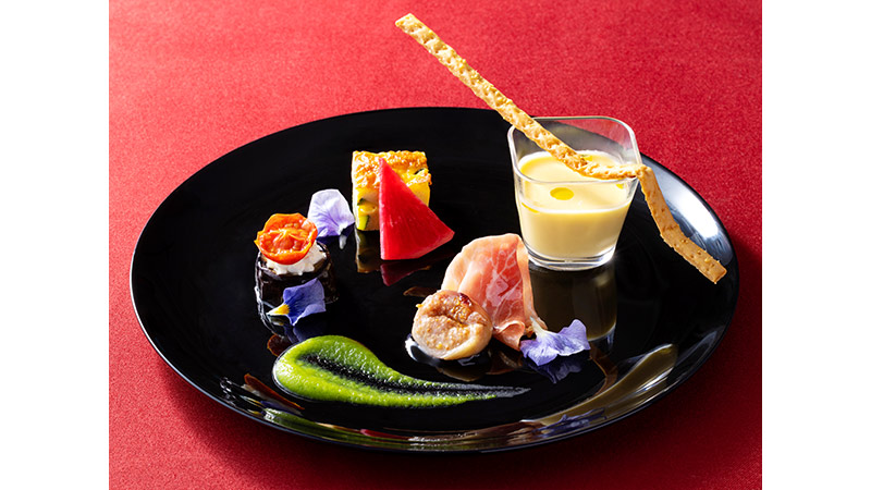 アペタイザープレート(グリル野菜のマリネ、ズッキーニのフリッタータ、冷製コーンスープ、イチジクとプロシュート)のイメージ